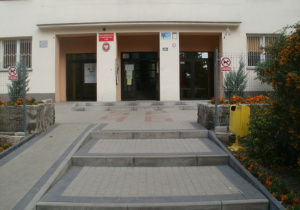 Wejście do budynku szkoły.